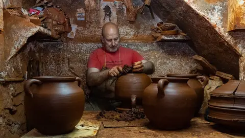 Toni Mesquida, propietario de la olleria Can Vent de Pòrtol junto a su primo Tomeu Amengual, que forma parte de la 'ruta del fang' de Marratxí Toni Mesquida, propietario de la olleria Can Vent de Pòrtol junto a su primo Tomeu Amengual, que forma parte de la 'ruta del fang' de Marratxí