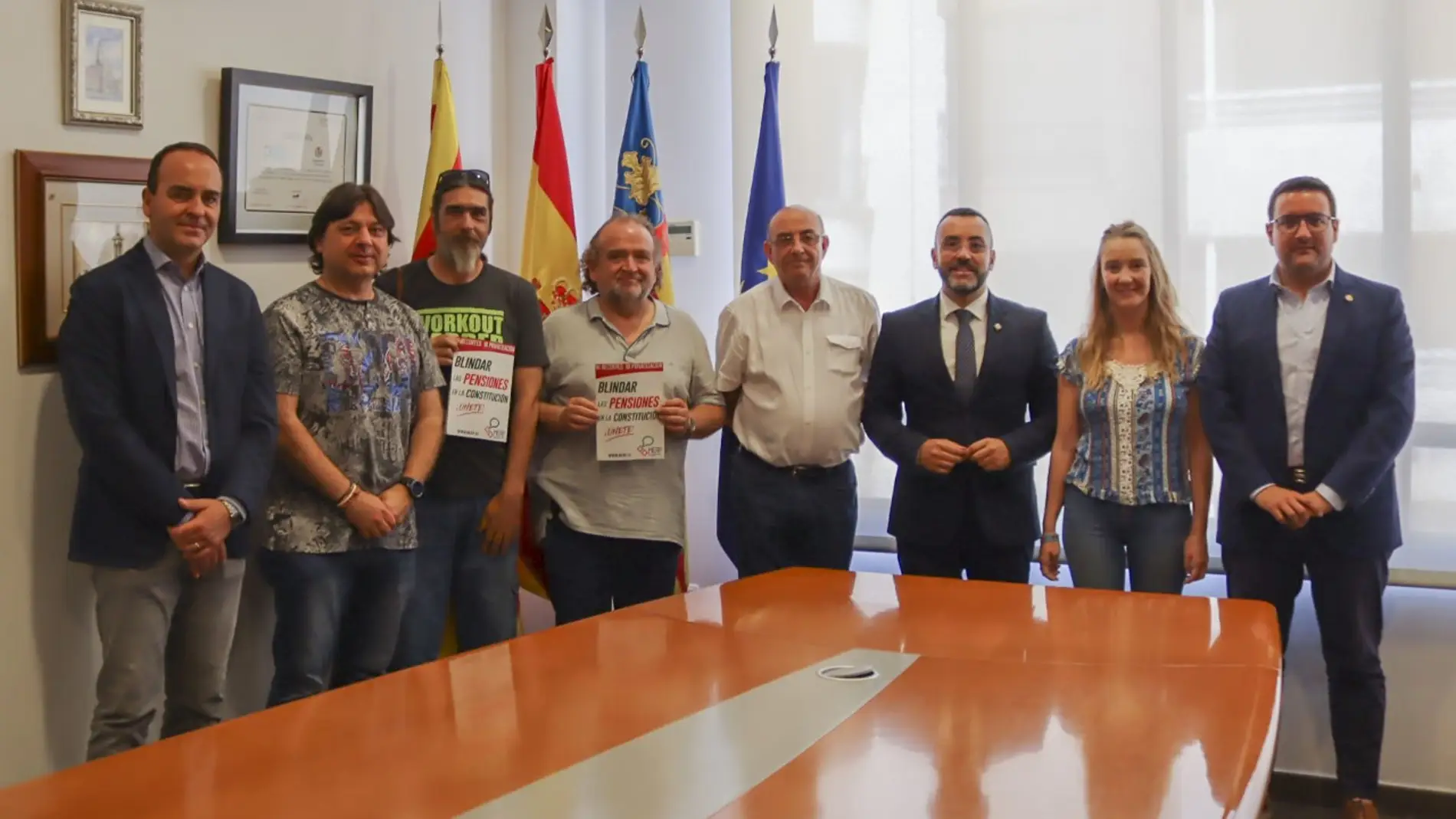 L'alcalde, José Benlloch, i portaveus dels grups municipals amb la plataforma que defensa el blindatge constitucional de les pensions, que han assistit al Ple. 