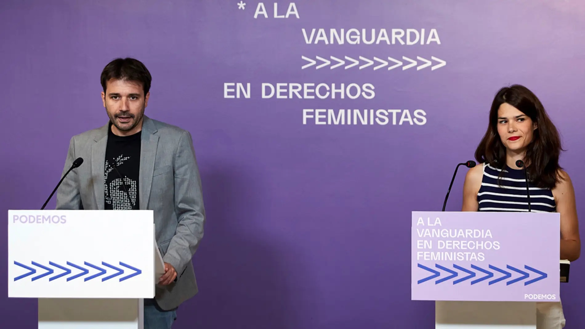 los portavoces de Podemos, Isa Serra y Javier Sánchez, durante la rueda de prensa ofrecida este lunes en la sede del partido, en Madrid