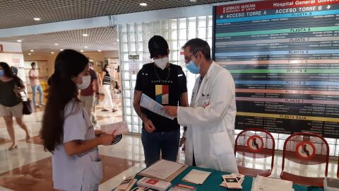 El doctor Santos Asensio asesora a una persona que desea dejar de fumar El doctor Santos Asensio asesora a una persona que desea dejar de fumar