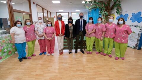 Docentes da Escola Infantil de Campolongo co presidente da Xunta