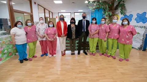 Alfonso Rueda, presidente da Xunta na visita a Escola Infantil Pública de Campolongo en Pontevedra Docentes da Escola Infantil de Campolongo co presidente da Xunta
