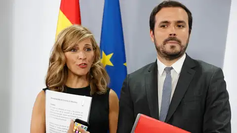 La vicepresidenta segunda y ministra de Trabajo y Economía Social, Yolanda Díaz, y el ministro de Consumo, Alberto Garzón