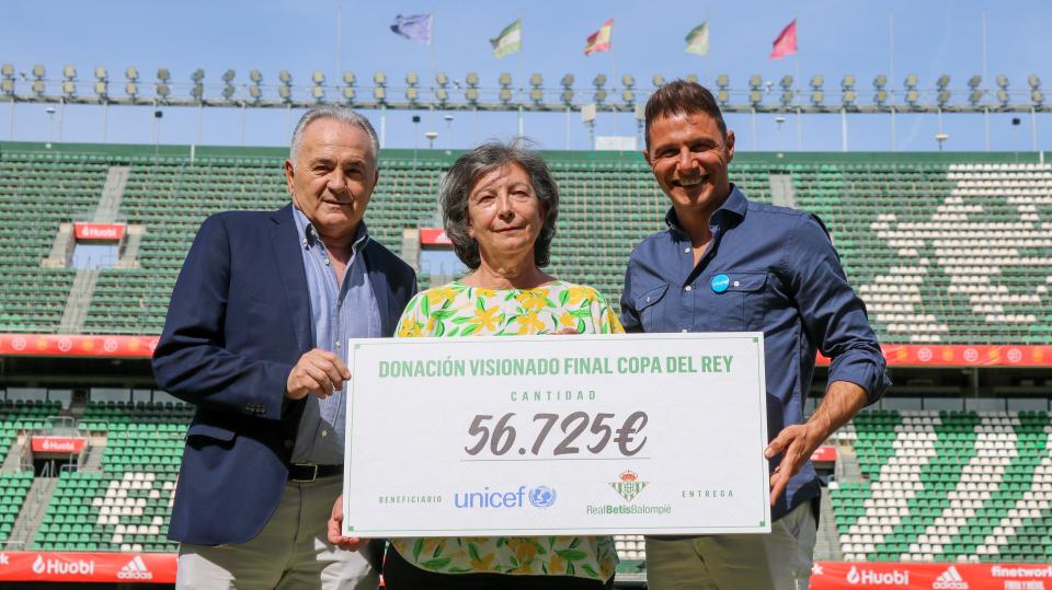 El Betis entrega a Unicef la recaudación del visionado de la final de Copa en el Villamarín El Betis entrega a Unicef la recaudación del visionado de la final de Copa en el Villamarín