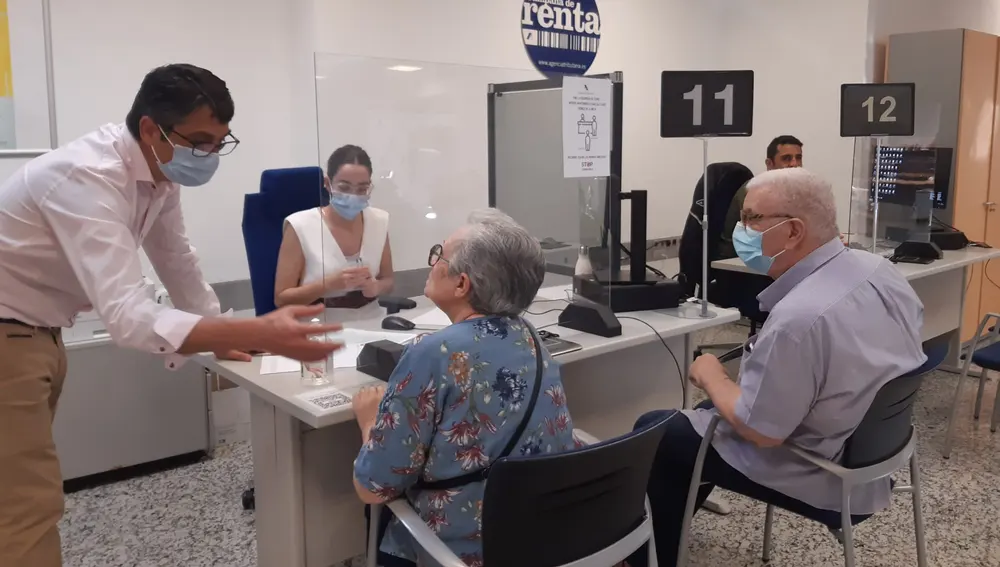 Las personas mayores son los principales usuarios del punto de atención de Alicante