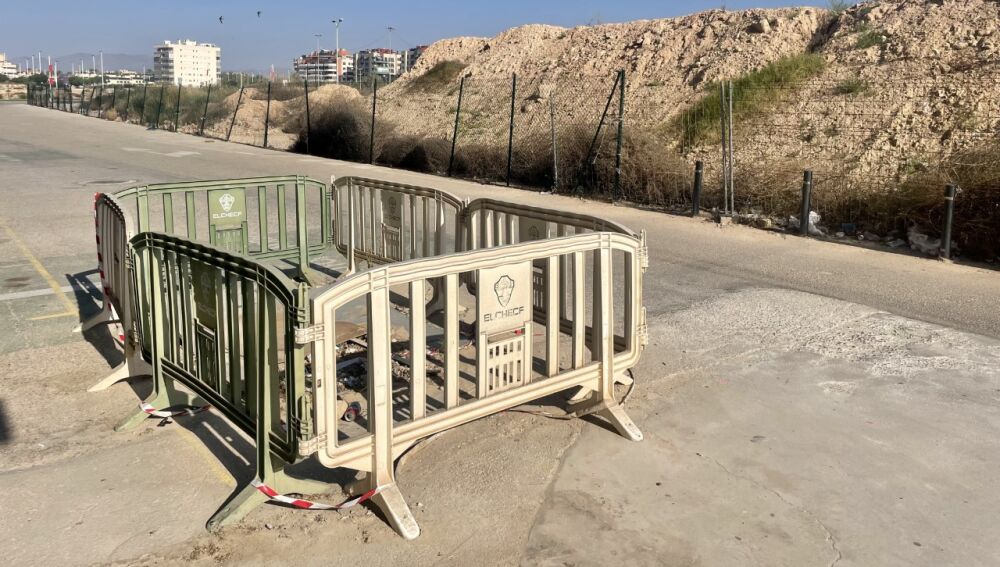 Imagen que presenta la zona frente a la fachada de Fondo Norte del estadio Martínez Valero.