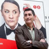 El director Juan Mayorga posa en la presentación del monólogo 'Silencio' en el Teatro Español, a 28 de diciembre de 2021, en Madrid. - Ricardo Rubio - Europa Press - Archivo