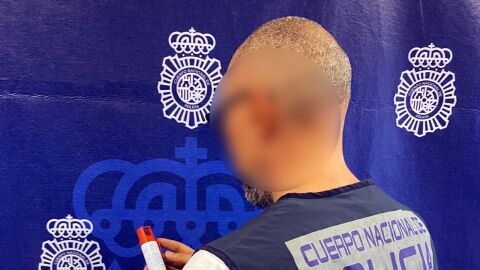 Agente de la Policía Nacional con el espray empleado por la mujer detenida. Agente de la Policía Nacional con el espray empleado por la mujer detenida.