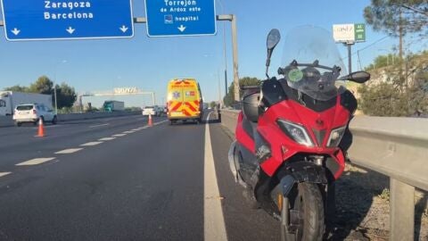 Un motorista fallece tras colisionar contra un cami&oacute;n en el km 22 de la A2