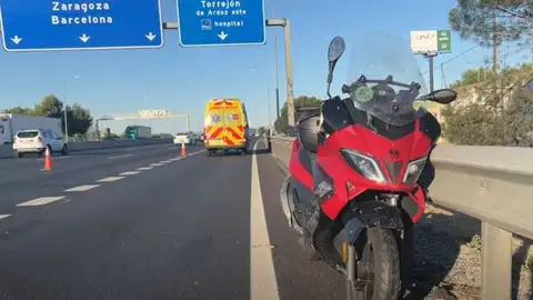 Un motorista fallece tras colisionar contra un camión en el km 22 de la A2 Un motorista fallece tras colisionar contra un camión en el km 22 de la A2