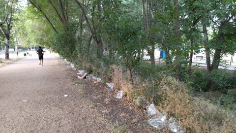 Basura acumulada tras la celebraci&oacute;n de un mercadillo ambulante en Alcal&aacute; de Henares