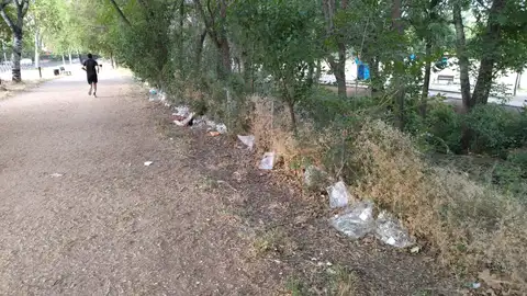 Basura acumulada tras la celebración de un mercadillo ambulante en Alcalá de Henares Basura acumulada tras la celebración de un mercadillo ambulante en Alcalá de Henares