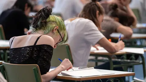 Alumnos realizando la EBAU en una imagen de archivo Alumnos realizando la EBAU este miércoles en el polideportivo de la Universidad de La Rioja (UR)/ EFE/Abel Alonso