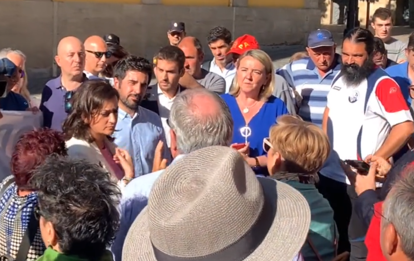 Ganaderos a Andreu: "Con el lobo, nos vamos a la mierda" Ganaderos a Andreu: "Con el lobo, nos vamos a la mierda"