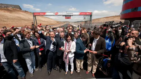 Inauguración Circuito de Navarra Miguel Sanz y Yolanda Barcina cortan la cinta inaugural