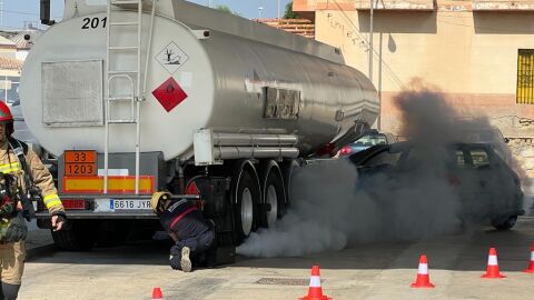 Simulacro de colisión entre un coche y una cisterna Simulacro de colisión entre un coche y una cisterna