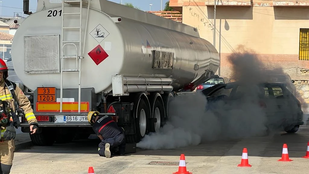 Simulacro de colisión entre un coche y una cisterna Simulacro de colisión entre un coche y una cisterna