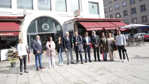 Alberto Varela, alcalde de Vilagarcía e o Francisco Conde,vicepresidente primero y conselleiro de Economía, Industria e Innovación Sello Mercado Excelente al Mercado de Vilagarcía