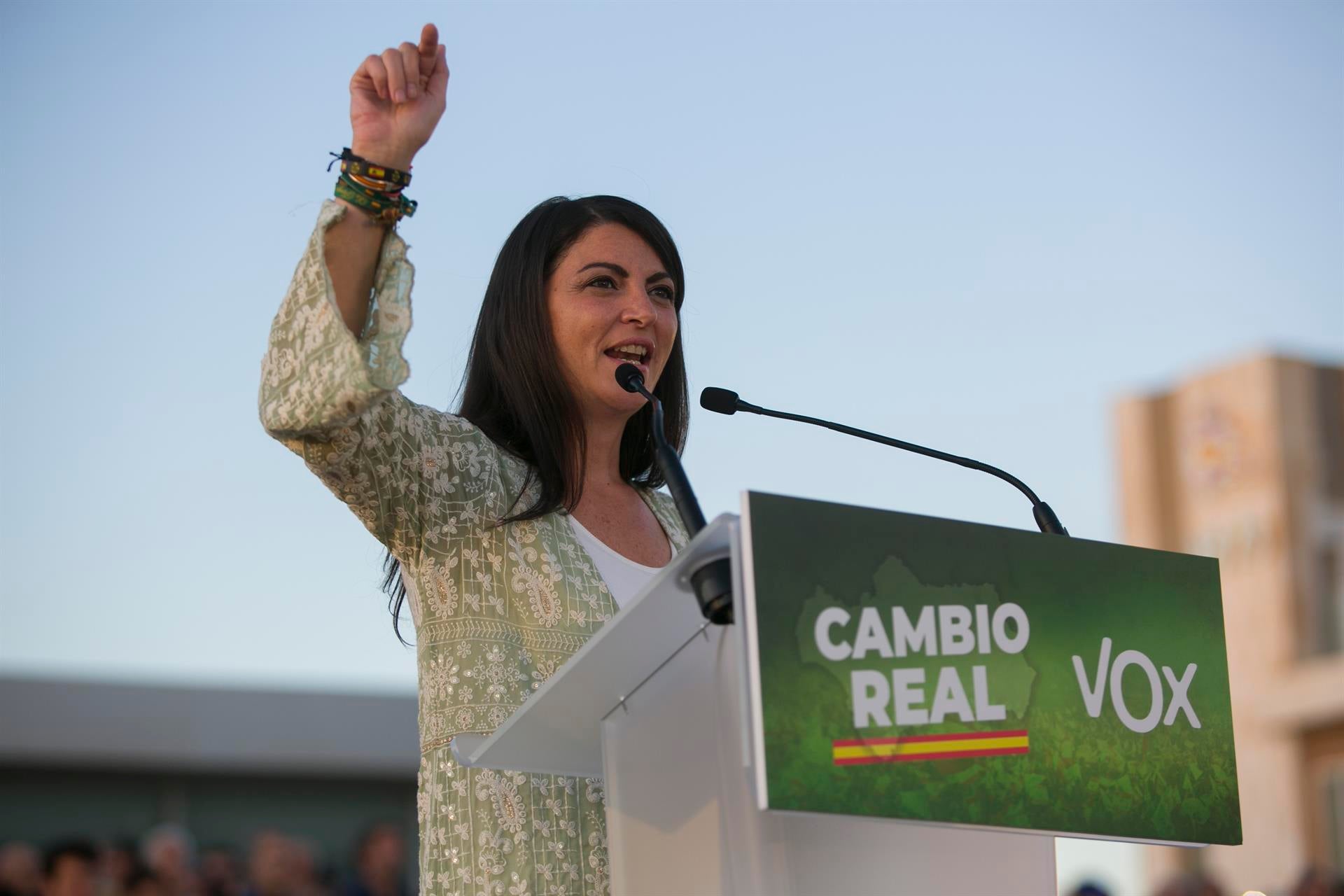 El Carnaval de Cádiz contra Macarena Olona: "Tú no eres andaluza y nunca lo serás" El Carnaval de Cádiz contra Macarena Olona: "Tú no eres andaluza y nunca lo serás"
