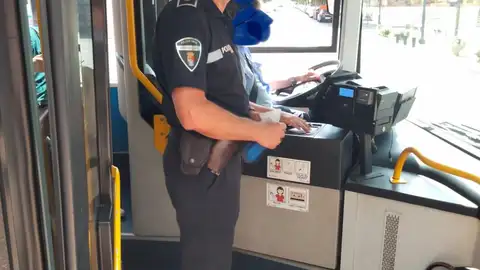 Agente de la Policía Local de Badajoz cogiendo el autobús