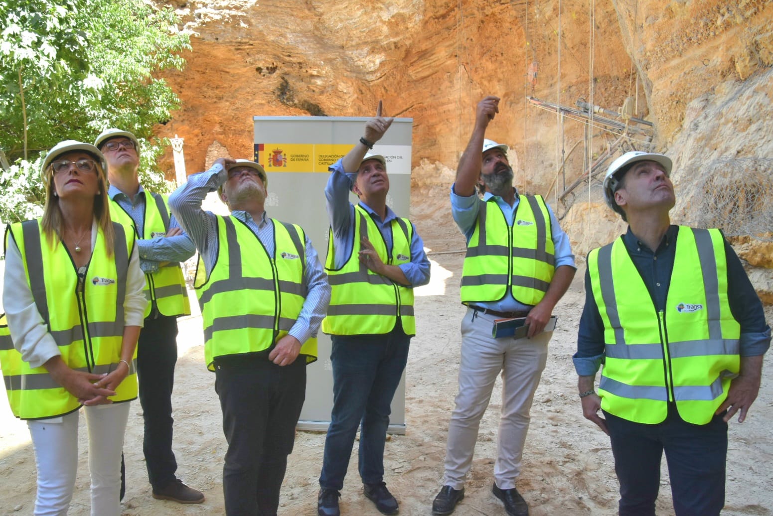 Continúan los trabajos tras los desprendimientos en el paraje de ‘La Cueva’, en Molinicos Continúan los trabajos tras los desprendimientos en el paraje de ‘La Cueva’, en Molinicos