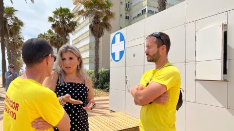 Mari Carmen Sánchez conversa con técnicos del nuevo botiquín Mari Carmen Sánchez conversa con técnicos del nuevo botiquín