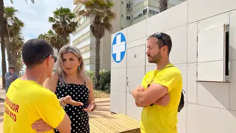 Mari Carmen Sánchez conversa con técnicos del nuevo botiquín Mari Carmen Sánchez conversa con técnicos del nuevo botiquín