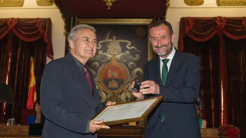 Vicente Molina Foix -a la izquierda- y Carlos González en el Ayuntamiento de Elche.