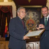 Vicente Molina Foix -a la izquierda- y Carlos González en el Ayuntamiento de Elche.