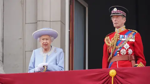 La reina Isabel II, acompañada del duque de Kent, disfrutando desde el balcón de los actos del Jubileo de Platino de su reinado