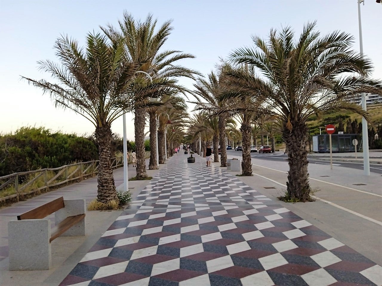 El termómetro se dispara hasta los 37 grados centígrados en la comarca del Baix Vinalopó El termómetro se dispara hasta los 37 grados centígrados en la comarca del Baix Vinalopó