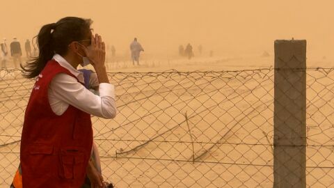  La reina Letizia se ve sorprendida en Mauritania por la peor tormenta de arena de los &uacute;ltimos meses