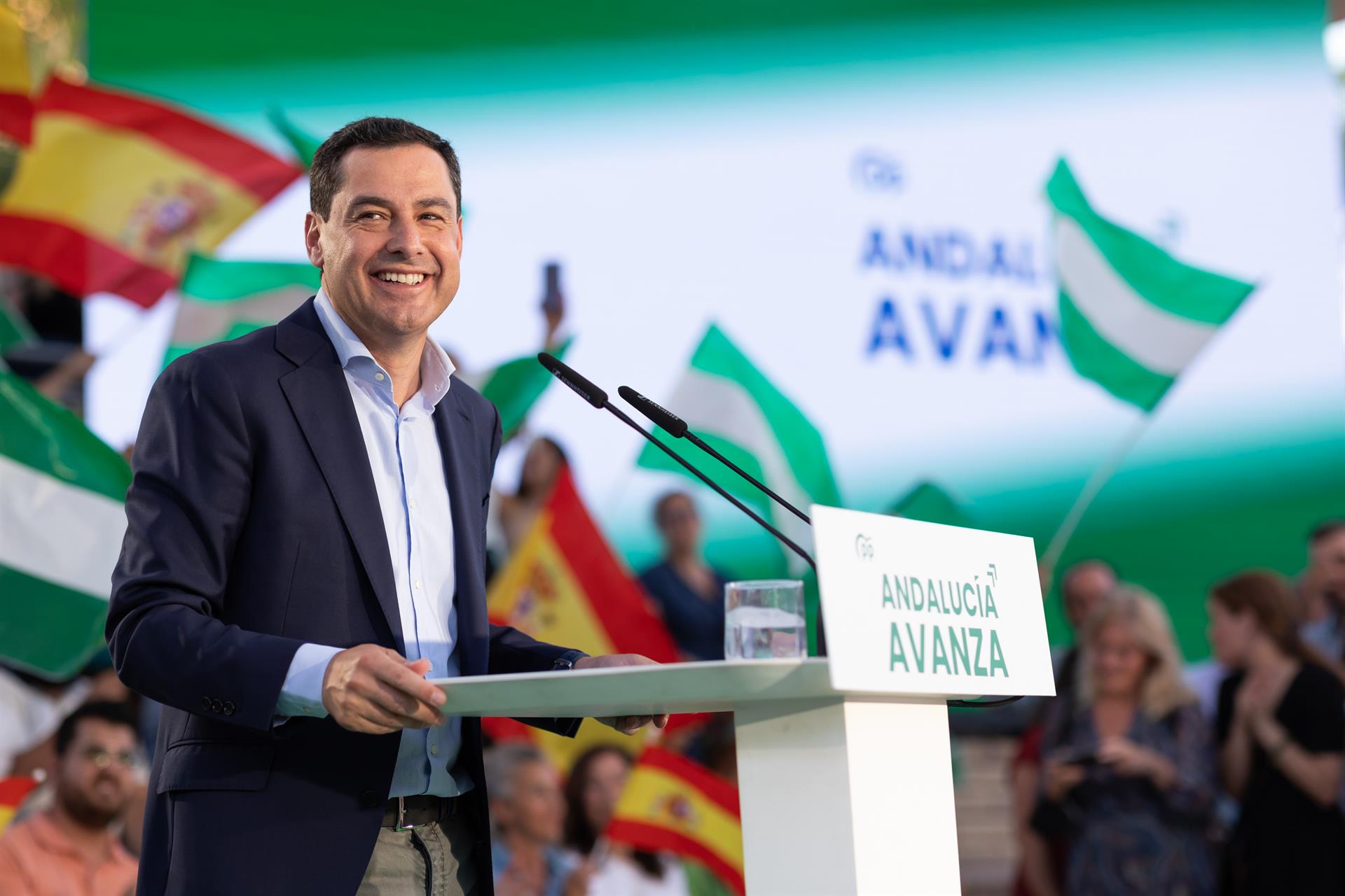 Encuestas elecciones: El PP se quedaría a cinco escaños de la mayoría absoluta en Andalucía Encuestas elecciones: El PP se quedaría a cinco escaños de la mayoría absoluta en Andalucía