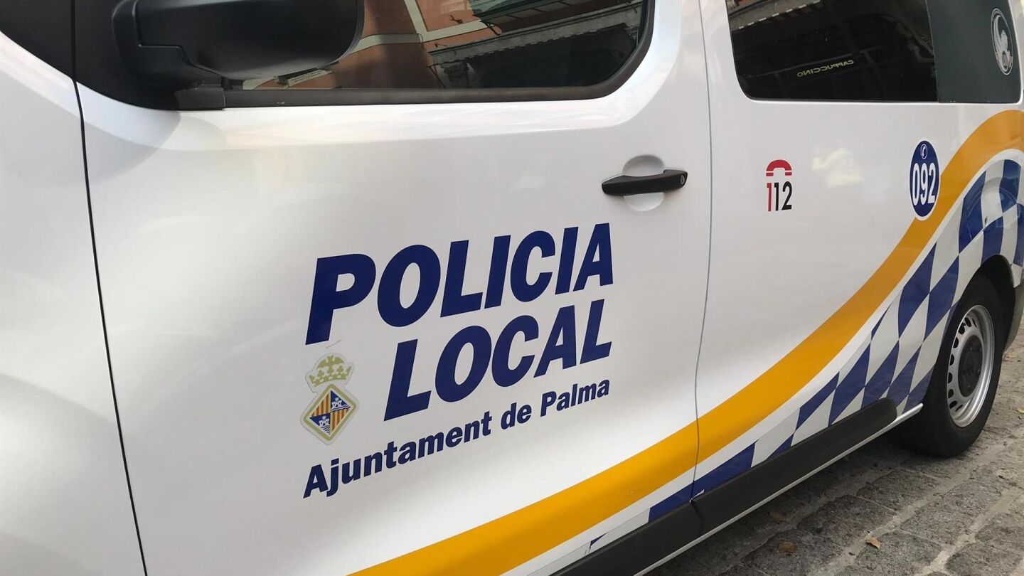 Un coche de la Polic&iacute;a Local de Palma. 
