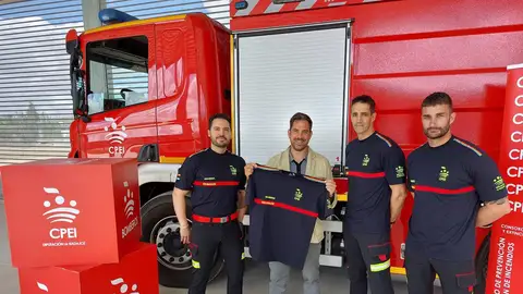 Los bomberos del CPEI de Badajoz visibilizan su apoyo a la diversidad afectivo sexual y de género con unas camisetas Badajoz
