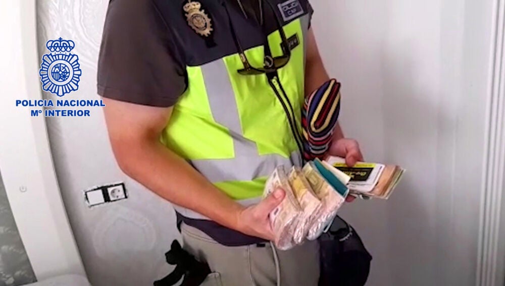 Grandes cantidades de dinero escondidas tras falsos enchufes