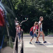 niños cruzando una calle con tráfico niños cruzando una calle con tráfico