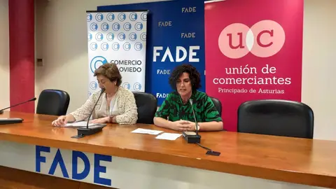 La presidenta de la Unión de Comerciantes, Sara Menéndez, y la gerente de la Unión en Gijón, Carmen Moreno, en rueda de prensa. - EUROPA PRESS