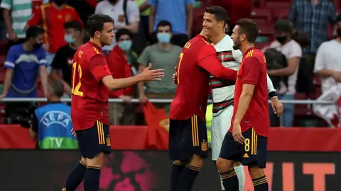 Koke, Eric García y Morata junto a Cristiano Ronaldo en el último duelo entre España y Portugal