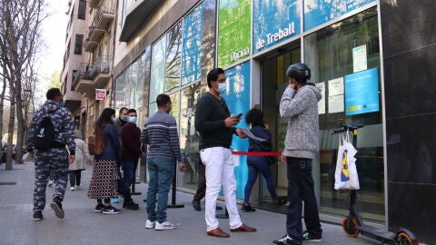 El paro de los 350.000 desempleados por primera vez desde 2008