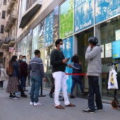 El paro de los 350.000 desempleados por primera vez desde 2008
