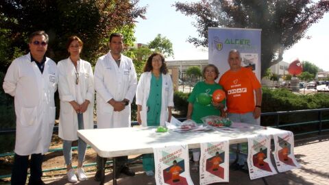 Carmen Mart&iacute;n en una mesa informativa