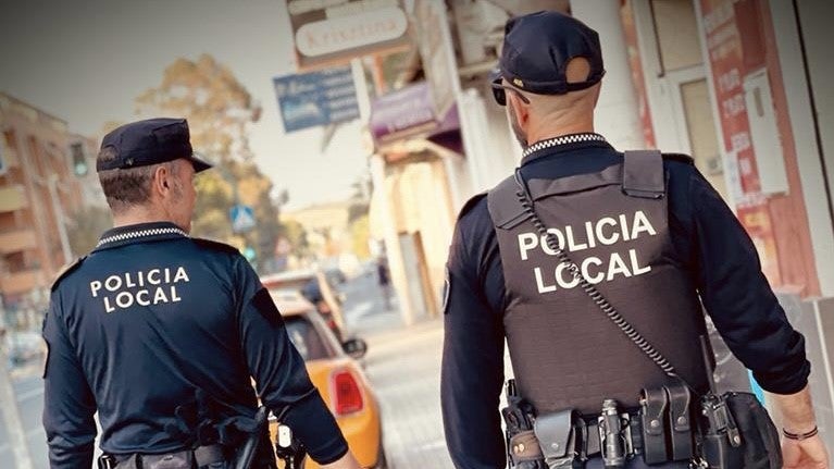 La Policía Local de Elche instruye diligencias contra los ocupantes de un coche que llevaban un gallo de pelea herido La Policía Local de Elche instruye diligencias contra los ocupantes de un coche que llevaban un gallo de pelea herido