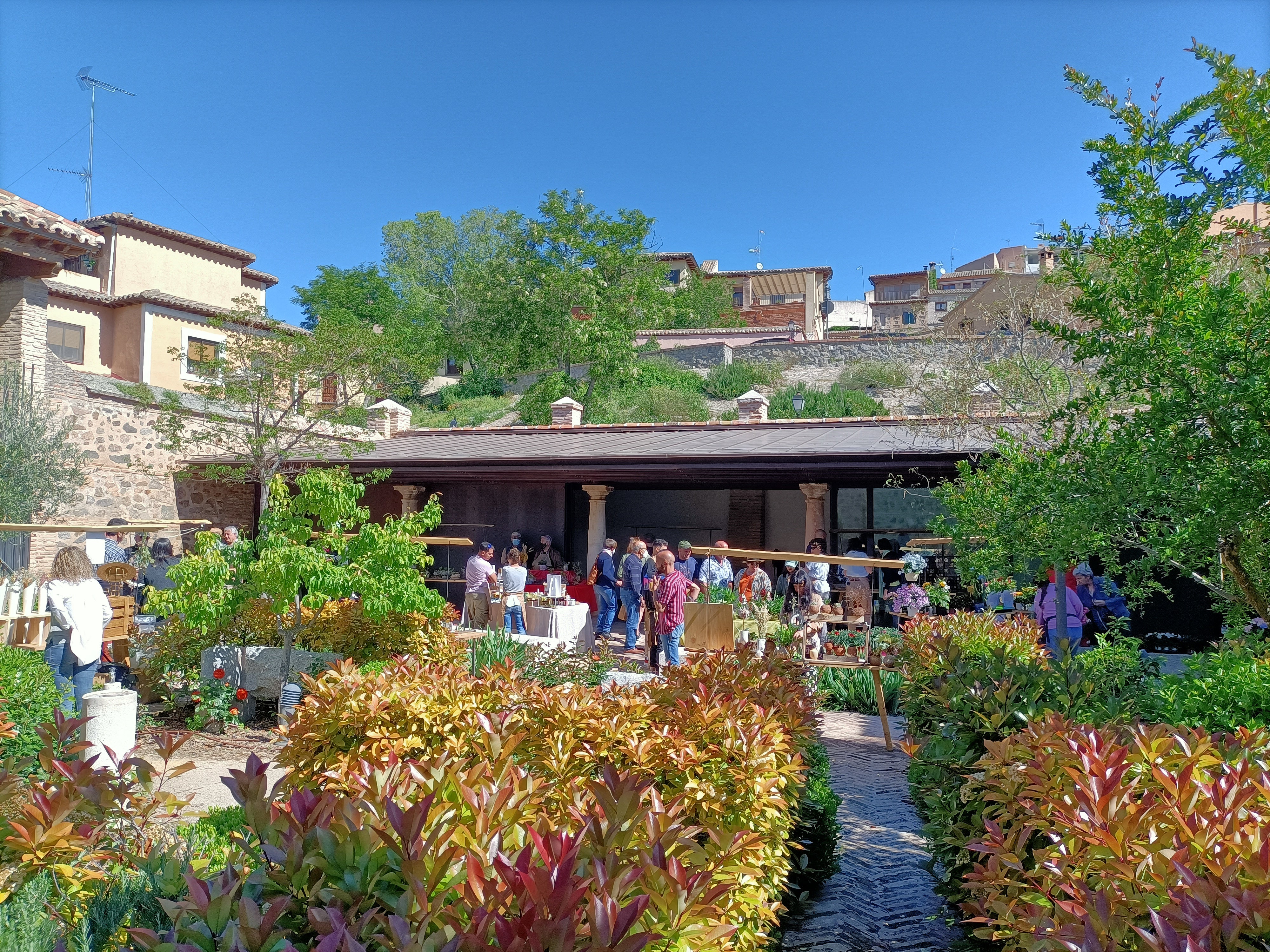 El Mercado de Artesanía vuelve al jardín de San Lucas de Toledo El Mercado de Artesanía vuelve al jardín de San Lucas de Toledo