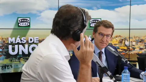 Feijóo, en el estudio de Onda Cero durante su entrevista en 'Más de uno' Feijóo, en el estudio de Onda Cero durante su entrevista en 'Más de uno'