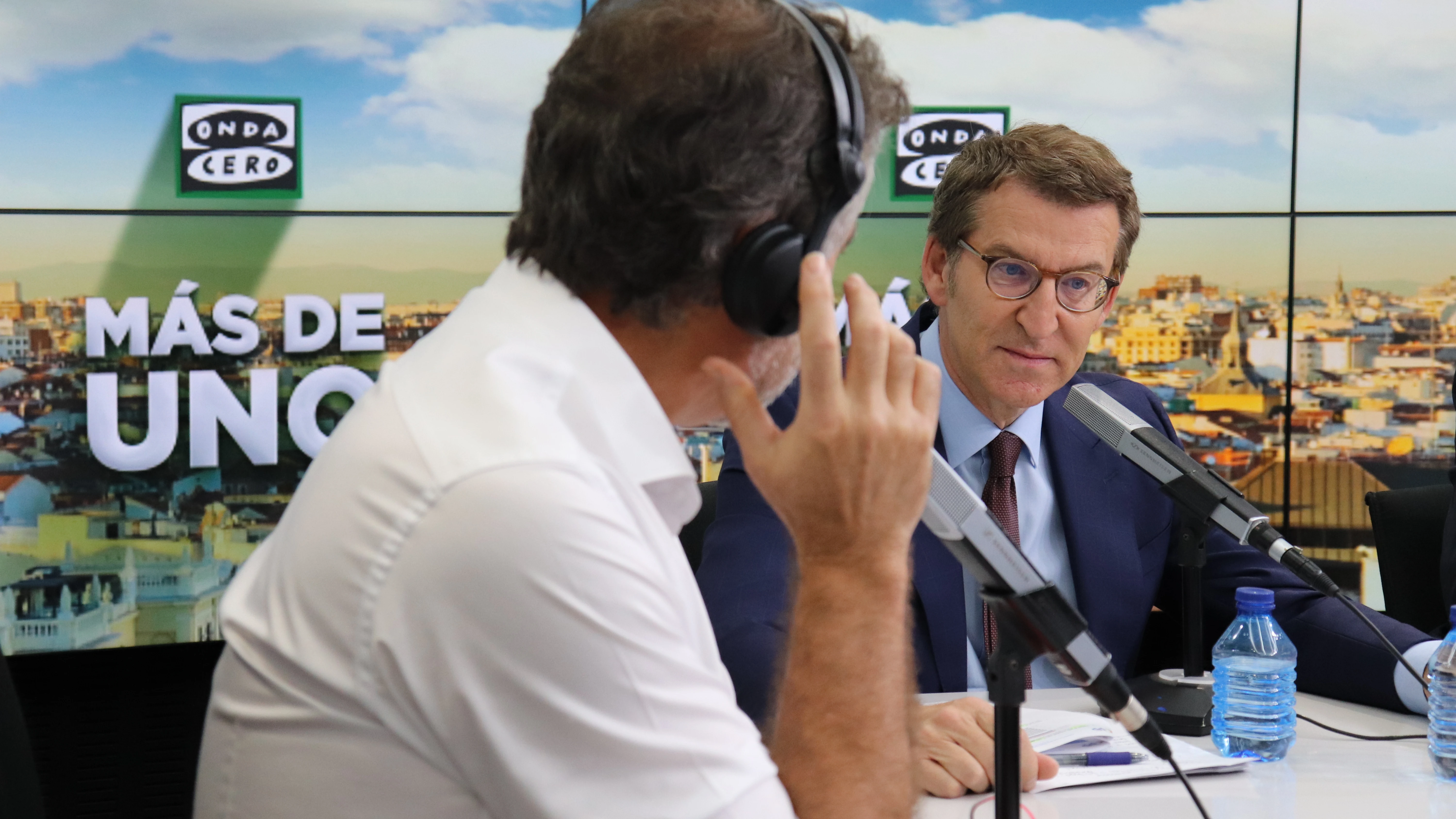 Feijóo, en el estudio de Onda Cero durante su entrevista en 'Más de uno' Feijóo, en el estudio de Onda Cero durante su entrevista en 'Más de uno'