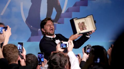 El cineasta sueco Ruben &Ouml;stlund sostiene su segunda Palma de Oro en el Festival de Cannes