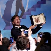 El cineasta sueco Ruben Östlund sostiene su segunda Palma de Oro en el Festival de Cannes