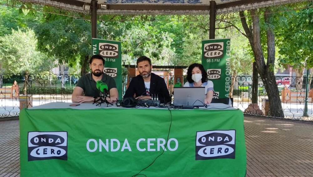 Sergio de la Llave, concejal de patrimonio y política medioambiental sostenible, junto a Arturo García-Barroso, jefe de servicio de Aqualia. 