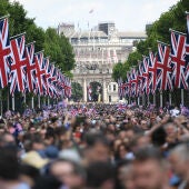Miles de personas durante las celebraciones del Jubileo de Platino de la Reina Isabel II de Gran Bretaña en Londres